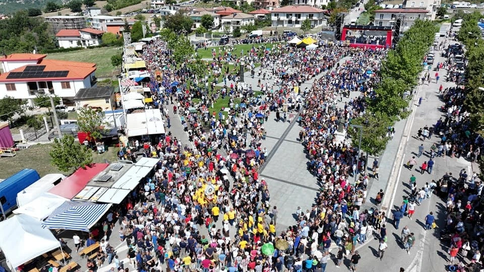 Twarde płytki gresowe na placu miejskim.webp